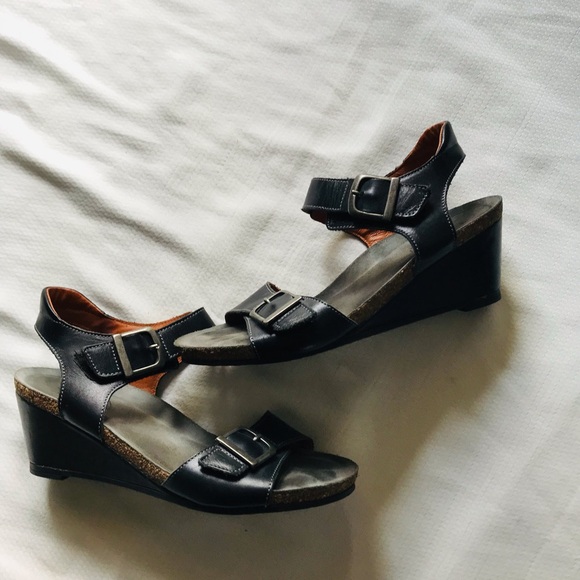 Taos Women's Black Wedge Sandals - Picture 3 of 11